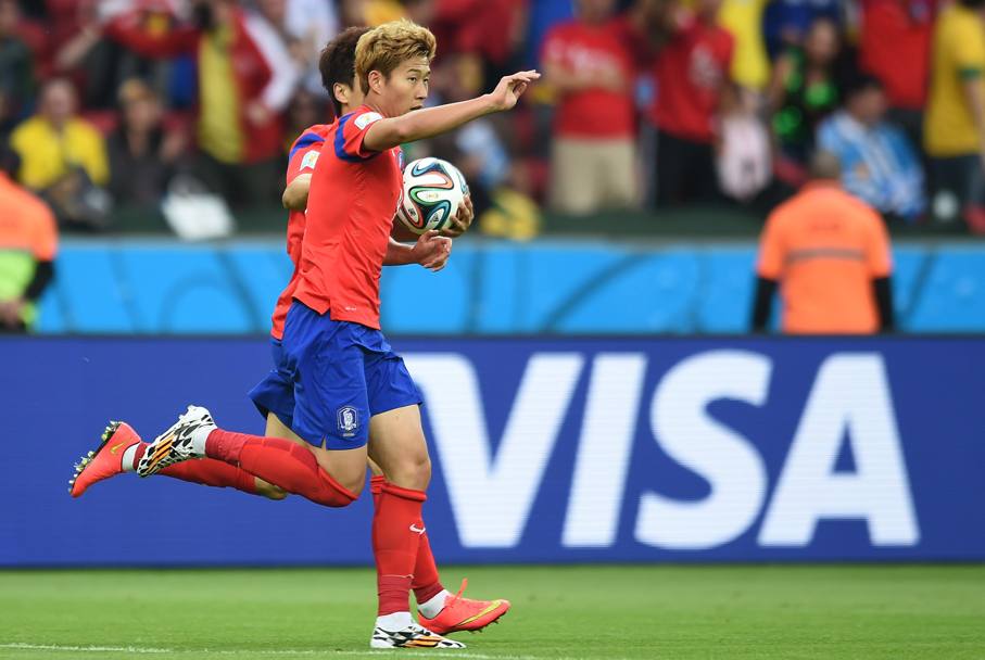 Heung Min Son raccoglie il pallone e corre verso il cerchio di centrocampo: segnali di rimonta? (Afp)